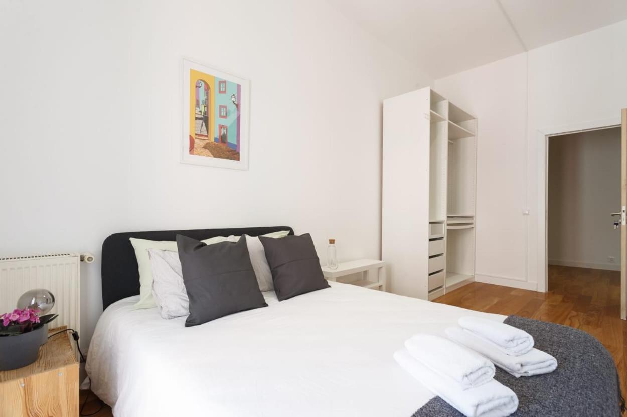 Homestay Bedooms With Shared Bathroom In In Historic Largo Do Carmo Lisbon