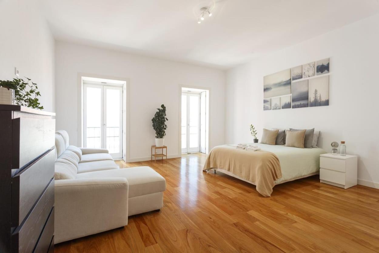 Bedooms With Shared Bathroom In In Historic Largo Do Carmo * Lisbon