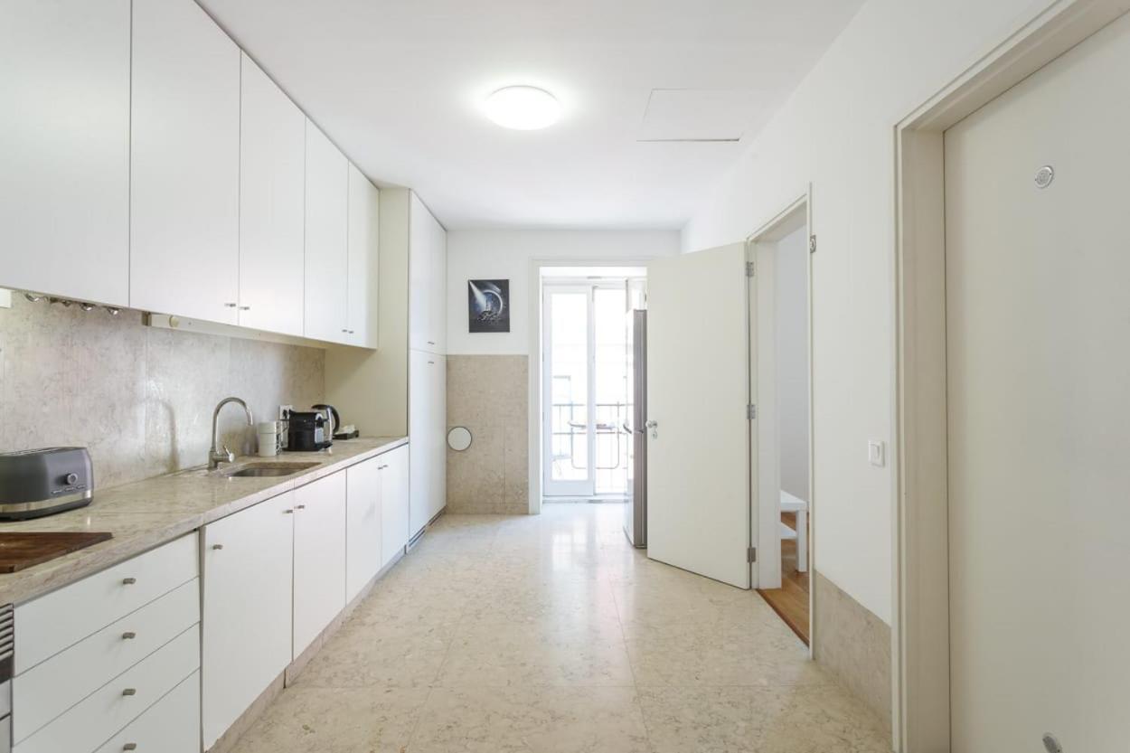 Bedooms With Shared Bathroom In In Historic Largo Do Carmo Homestay Lisbon