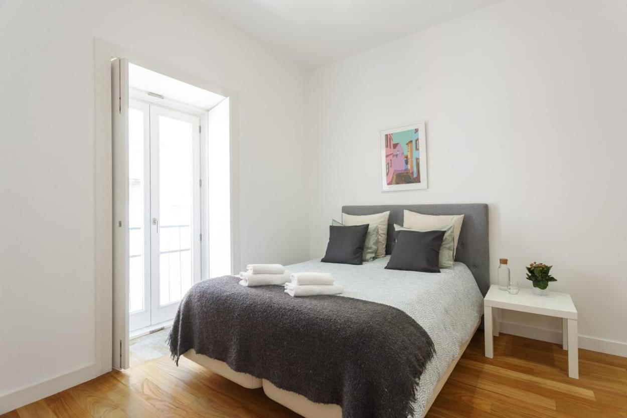 Homestay Bedooms With Shared Bathroom In In Historic Largo Do Carmo Lisbon