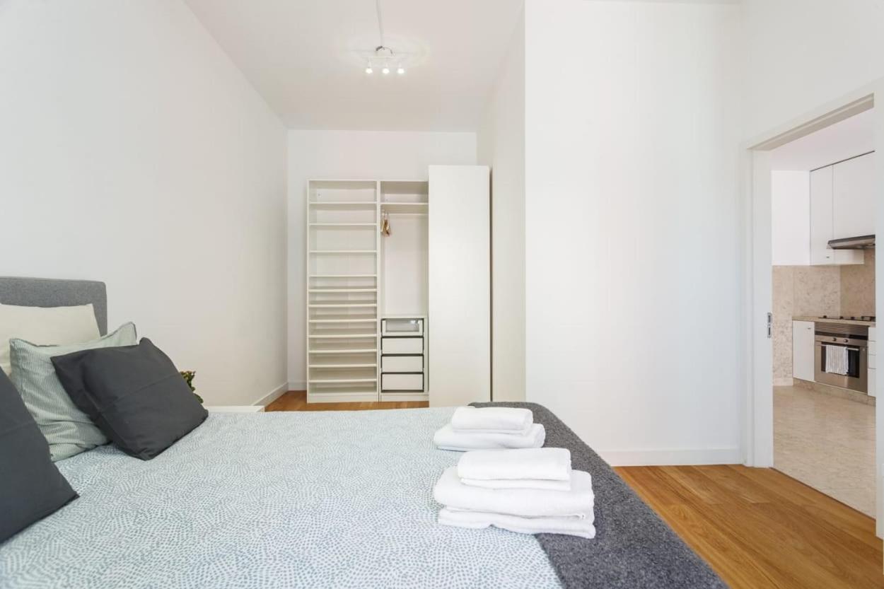 Bedooms With Shared Bathroom In In Historic Largo Do Carmo * Lisbon