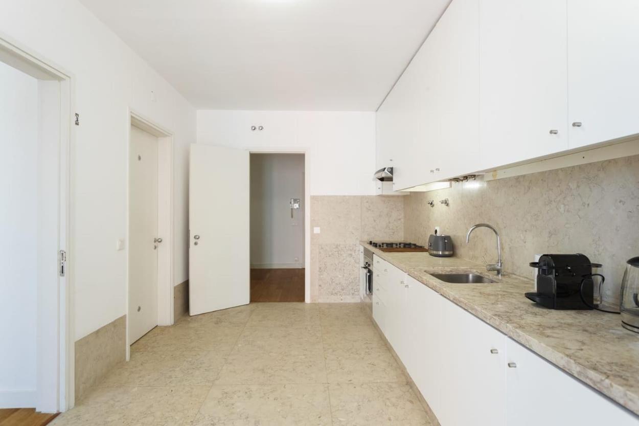 Bedooms With Shared Bathroom In In Historic Largo Do Carmo Lisbon